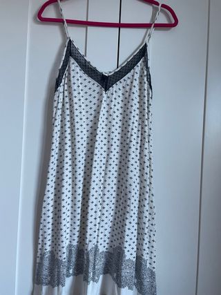 Camisón blanco y negro con encaje