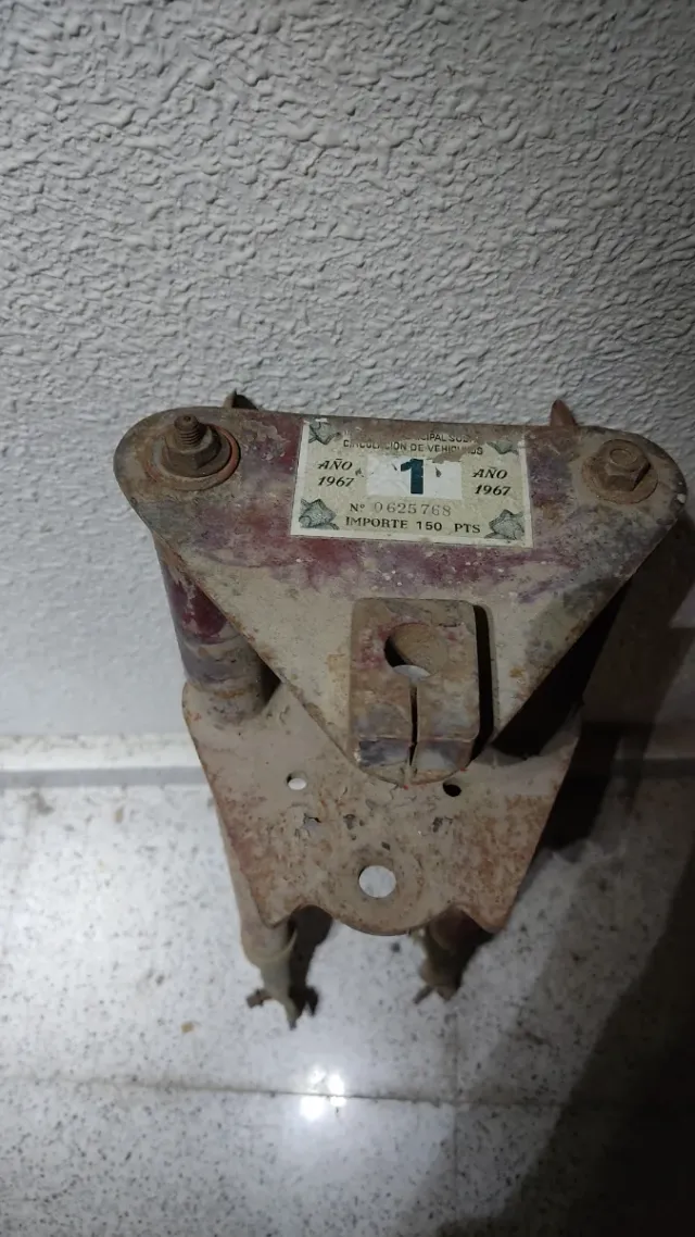 Orquilla moto clásica con pegatina  1967