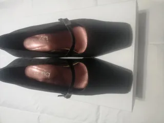 Salones Miria negros con hebilla