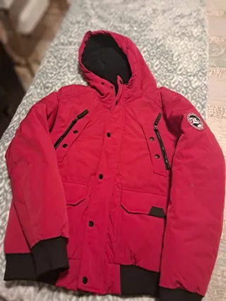 Chaquetón rojo con capucha