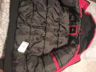 Chaquetón rojo con capucha