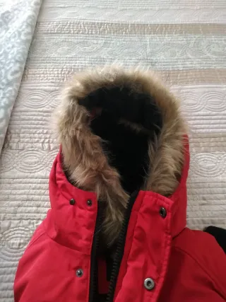 Chaquetón rojo con capucha