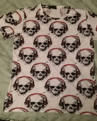Camiseta Calaveras con Auriculares
