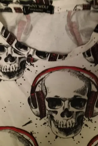 Camiseta Calaveras con Auriculares