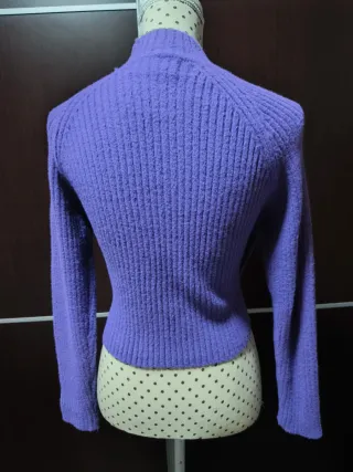 Jersey crop canalé cuello alto morado