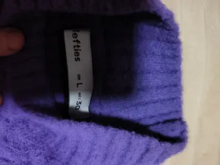 Jersey crop canalé cuello alto morado