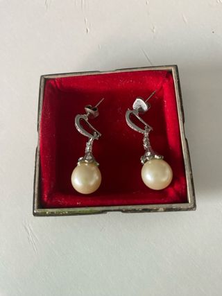 Pendientes plateados con perla