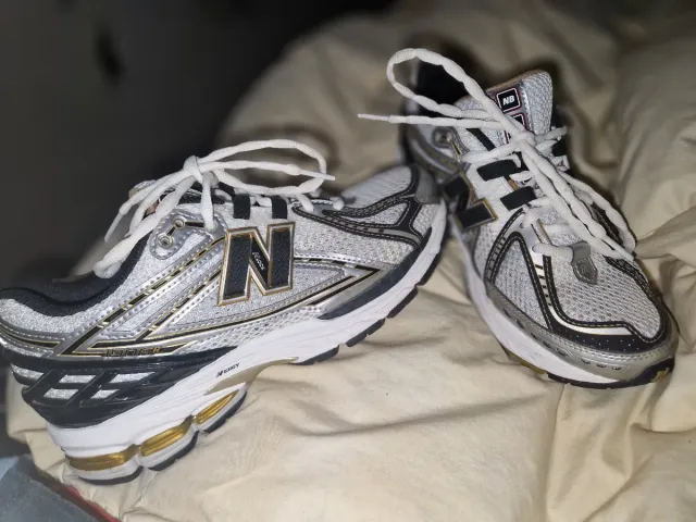 Zapatillas New Balance Plata y Blanco