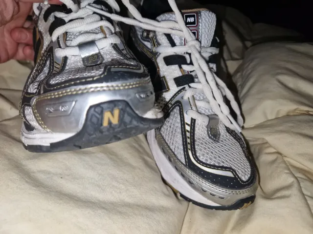 Zapatillas New Balance Plata y Blanco