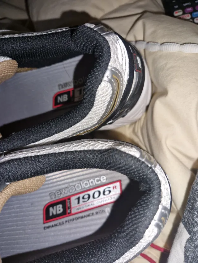 Zapatillas New Balance Plata y Blanco