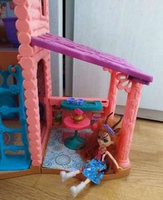 Casa Ciervo Enchantimals con figuras