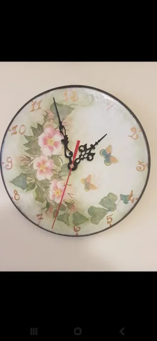 Orologio da parete decorato con fiori e farfalle