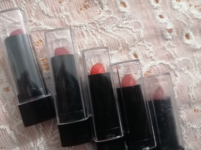 Pequeña colección de 5 pintalabios