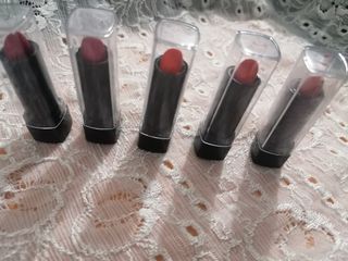 Pequeña colección de 5 pintalabios tamaño mini