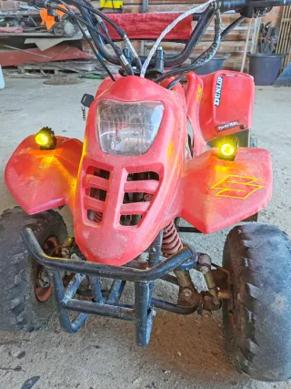 Quad infantil rojo ruedas nuevas