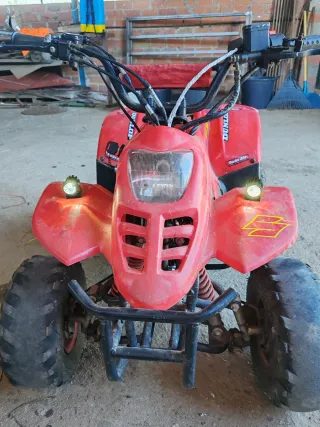 Quad infantil rojo ruedas nuevas