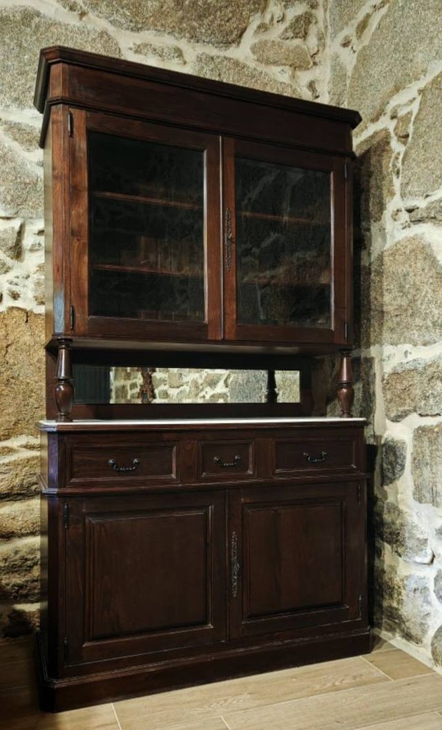 Chinero de madera con vitrina