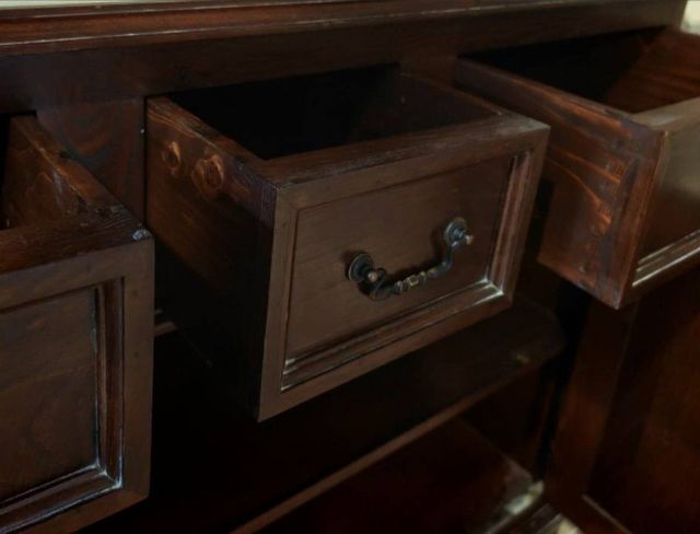 Chinero de madera con vitrina