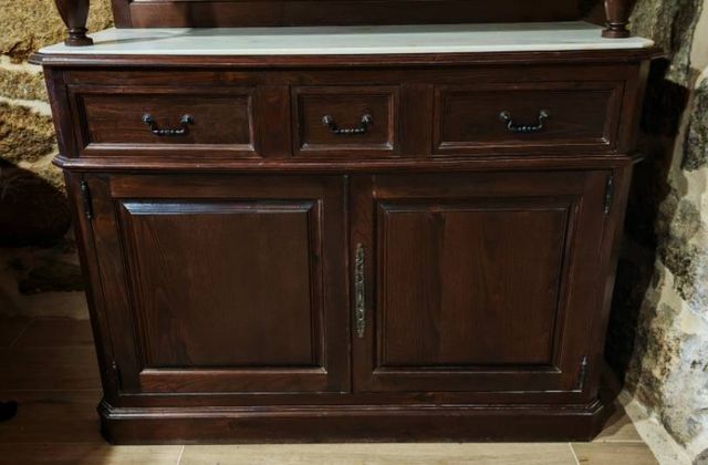 Chinero de madera con vitrina