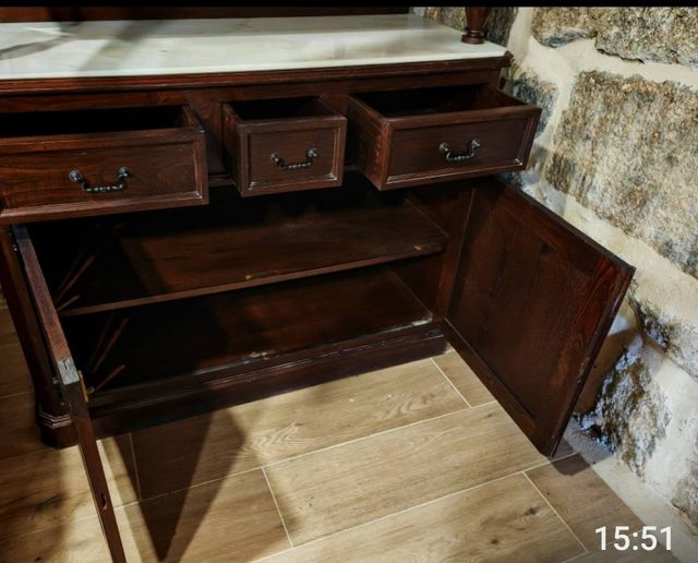 Chinero de madera con vitrina