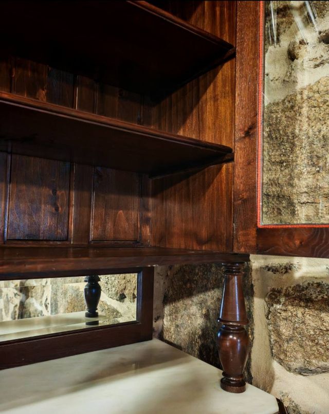 Chinero de madera con vitrina