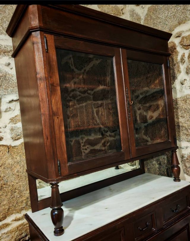 Chinero de madera con vitrina