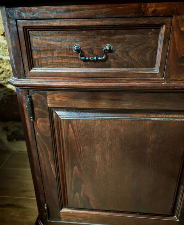 Chinero de madera con vitrina