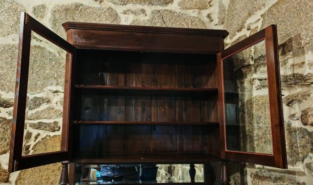 Chinero de madera con vitrina