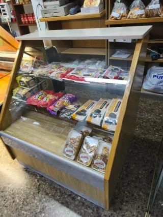 Estanterías expositoras con mostrador.