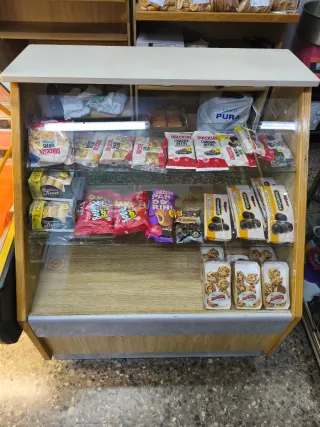 Estanterías expositoras con mostrador.