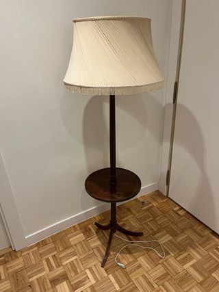 Lámpara de pie madera con mesa