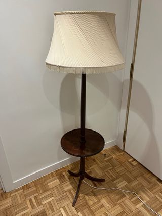 Lámpara de pie madera con mesa