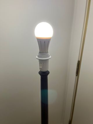 Lámpara de pie madera con mesa