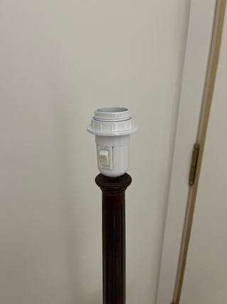 Lámpara de pie madera con mesa