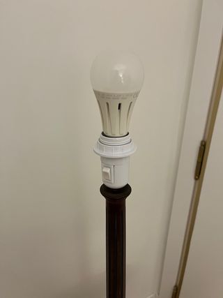 Lámpara de pie madera con mesa