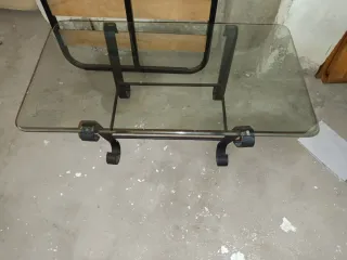 Mesita de cristal y metal