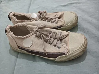 Zapatos casuales beige y café