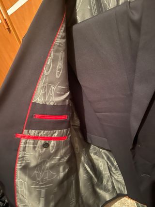 Traje de novio morado