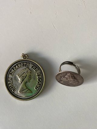 Anillo y colgante moneda plateada