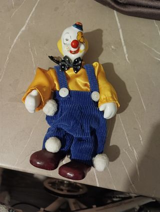 Payaso de porcelana con traje azul y amarillo