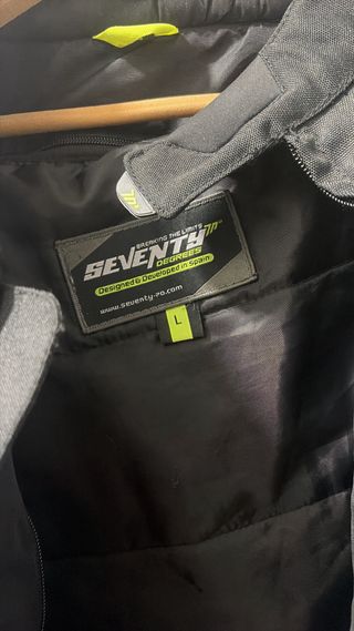 Chaqueta de moto negra y gris