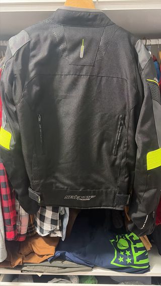 Chaqueta de moto negra y gris