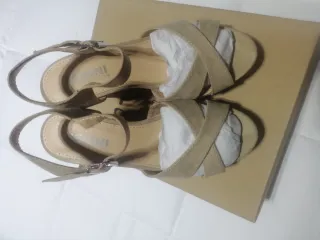 Sandalias piel vuelta beige nuevas