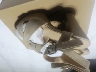 Sandalias piel vuelta beige nuevas