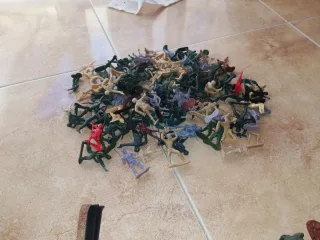 Caja Juguetes Militares 100 Piezas