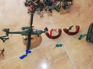 Caja Juguetes Militares 100 Piezas