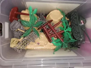 Caja Juguetes Militares 100 Piezas