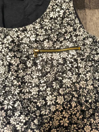 Camiseta tirantes flores con cremallera de adorno