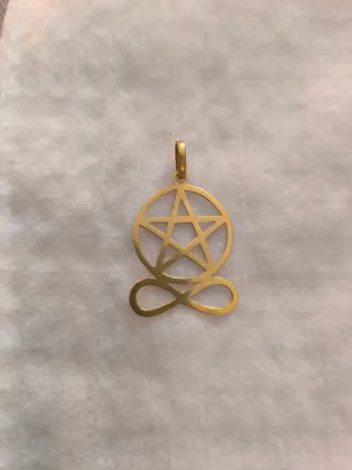 Colgante Pentagrama Infinito. Bañado en oro.