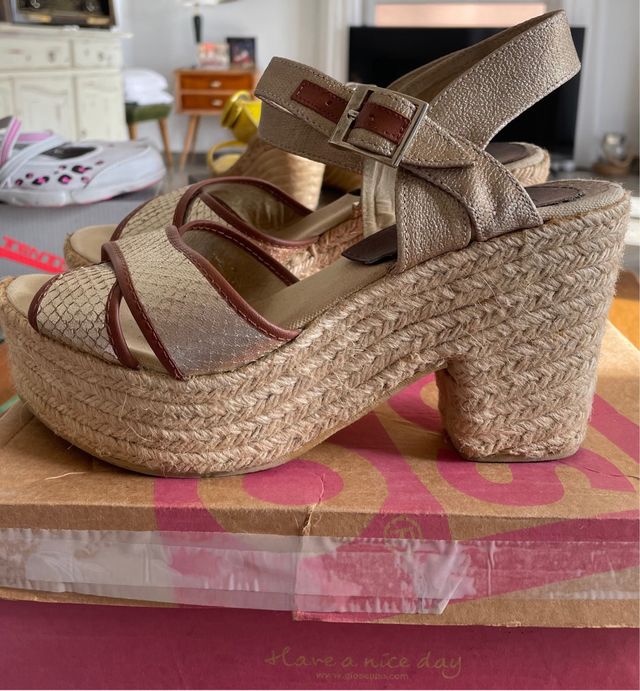 Cuñas bonitas con ribetes dorados